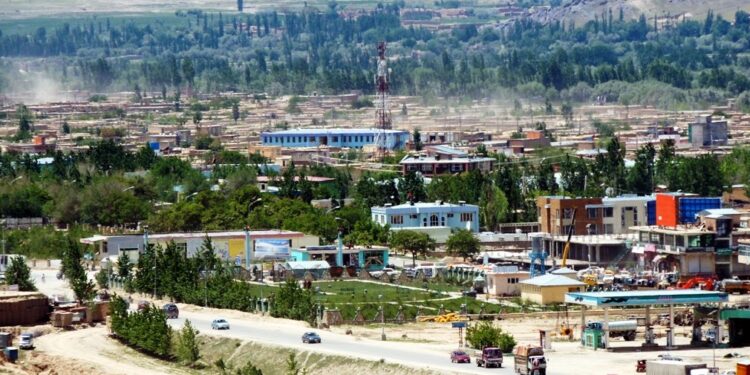 وردګو کې د ترافیکي پېښې له امله د یوې کورنۍ درې کسان مړه شول