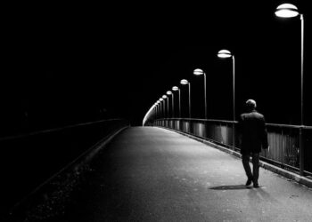 له تیارې وېره کومه ناروغي ده؟ درملنه یې څه ده؟