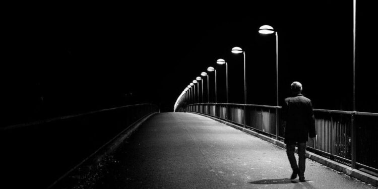 له تیارې وېره کومه ناروغي ده؟ درملنه یې څه ده؟