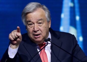 غـ.زه کې د وژل‌شویو مرستندویانو شمېر له ۳۰۰ واوښت