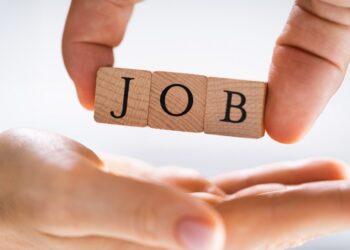 کارموندنه؛  کاري تجربه ولې شرط ګرځول شوې؟