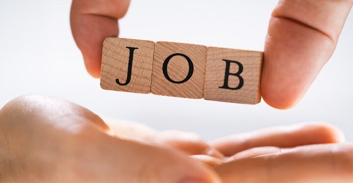 کارموندنه؛  کاري تجربه ولې شرط ګرځول شوې؟