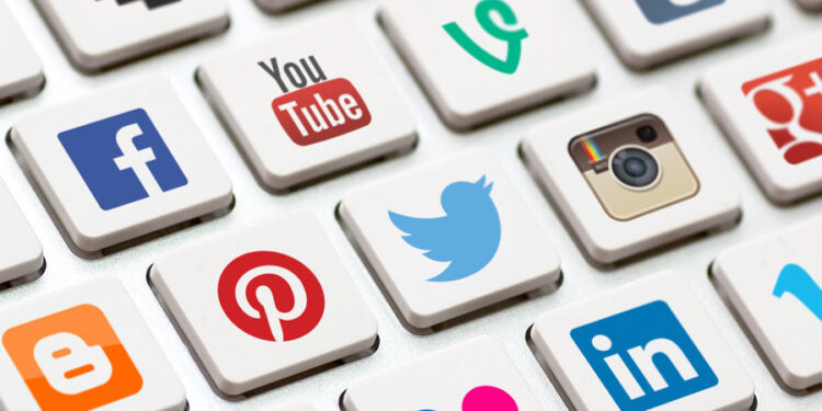 څنګه په ټولنیزو شبکو کې خپل وخت بېځایه تېر نه کړو؟