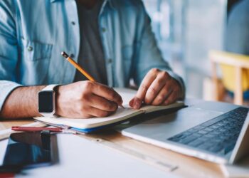 دقیق لیکل څه ډول کېږي؟ د لیکوالۍ په اړه مهمې سپارښتنې