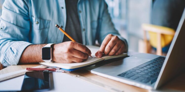 دقیق لیکل څه ډول کېږي؟ د لیکوالۍ په اړه مهمې سپارښتنې