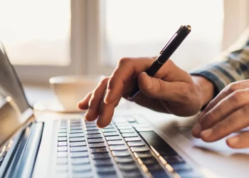 د حسي او احساساتي لیکلو ترمنځ توپیر