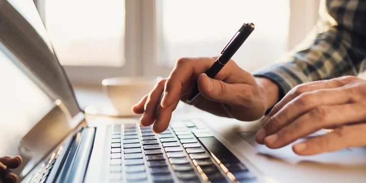 د حسي او احساساتي لیکلو ترمنځ توپیر