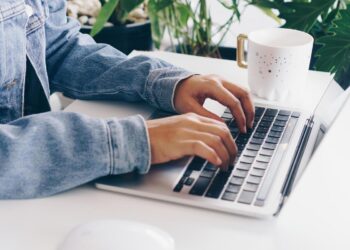 لیکل به څه ډول کوو؟