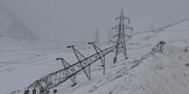 سالنګونو کې د وارداتي برېښنا لېږد مزی د لنډ مهال لپاره ونښلول شو | پوهاوی‌نیوز