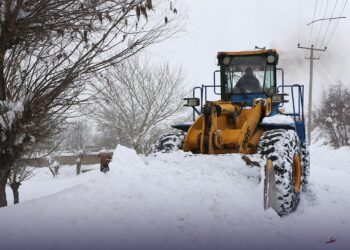 د پغمان له سړکونو څخه د واورې پاکولو چارې روانې دي | پوهاوی‌نیوز
