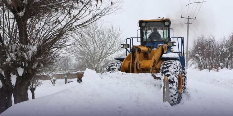 د پغمان له سړکونو څخه د واورې پاکولو چارې روانې دي | پوهاوی‌نیوز