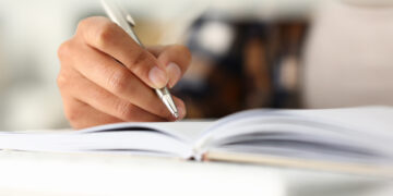 بوډۍ او د هغې سپی (لنډه کیسه)