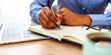 د نړۍ هاخوا (لنډه کیسه)