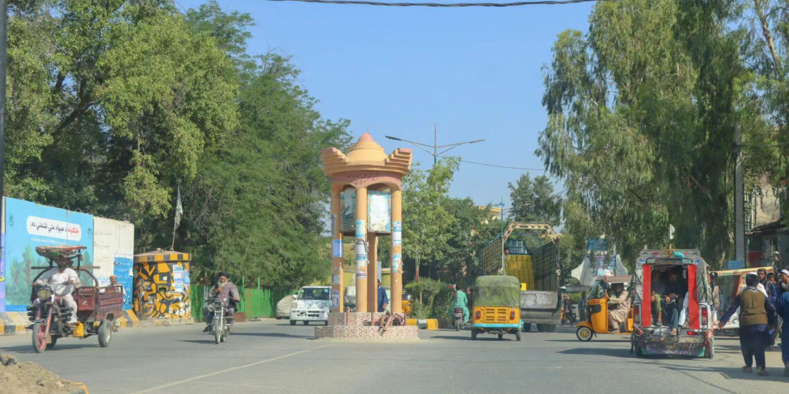 سر له سبا د مهترلام ښار په عمومي سړکونو رېکشا چلوونکي تګ راتګ نه‌شي کولای | پوهاوی‌نیوز