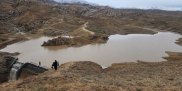 هېواد کې پرله‌پسې ورښتونه؛ د غزني په «خواجه‌ عمري» کې ذخیروي بند له اوبو ډک شو | پوهاوی‌نیوز