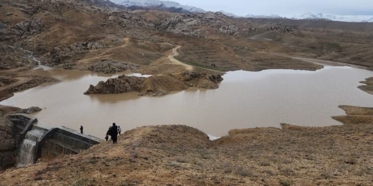 هېواد کې پرلهپسې ورښتونه؛ د غزني په «خواجه عمري» کې ذخیروي بند له اوبو ډک شو | پوهاوینیوز